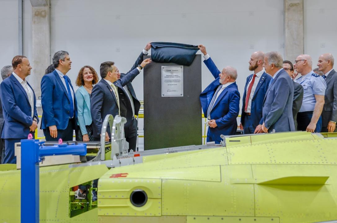 Foto 4 de 6 — Veja fotos da visita de Lula na Embraer de Gavião Peixoto